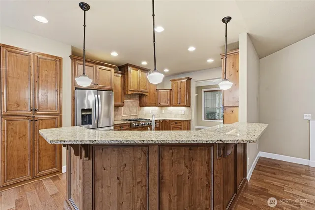 a large kitchen with kitchen island a large island in it