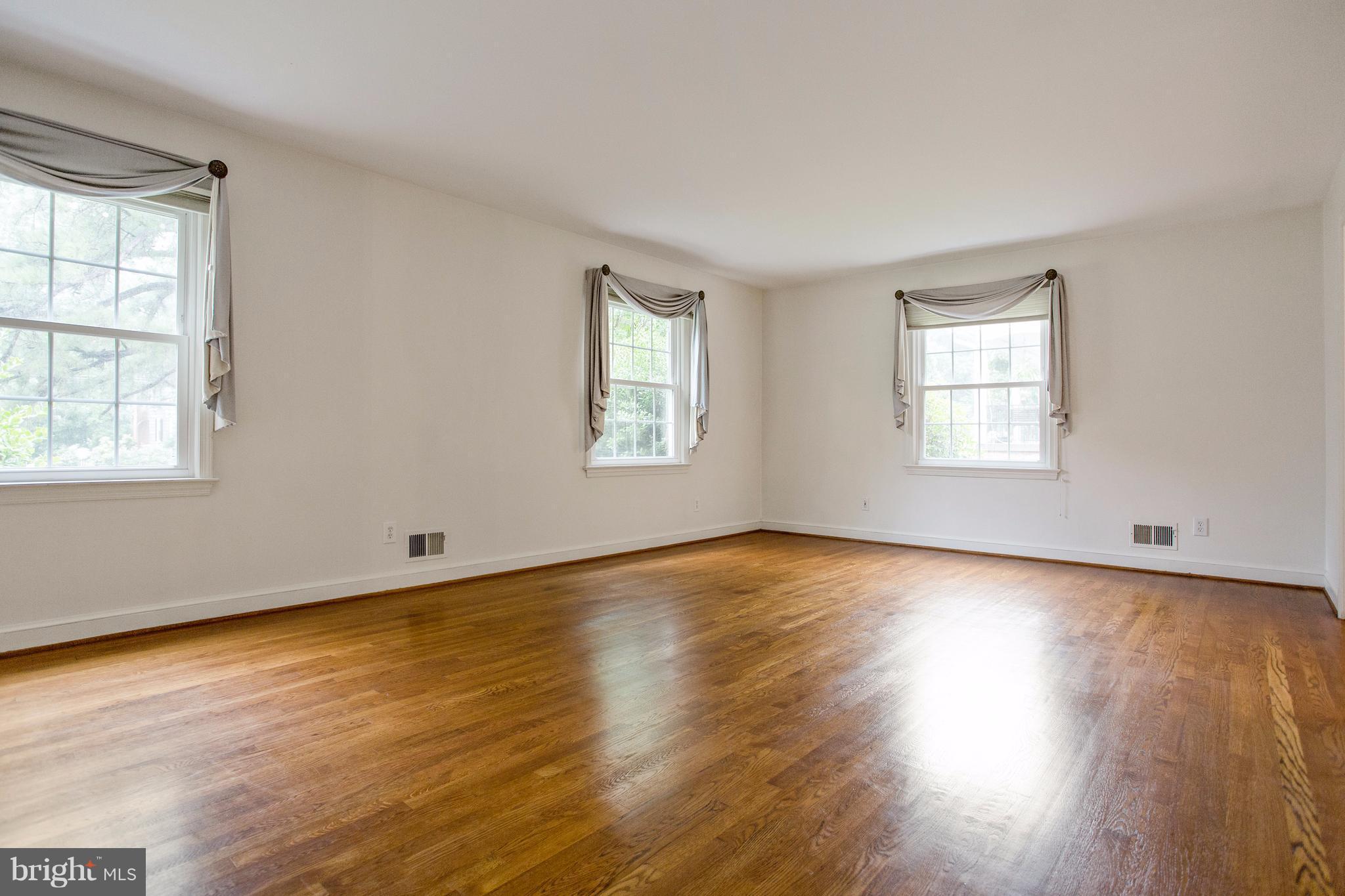 7617 Range Road Alexandria, VA 22306 - Photo 3 of 29 Living Room