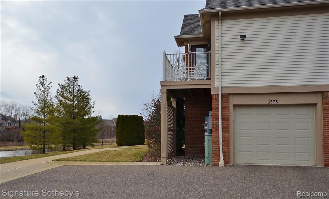 3575 Oakmonte Boulevard Rochester, MI 48306 - Photo 20 of 32 21 end unit, attached garage.JPG