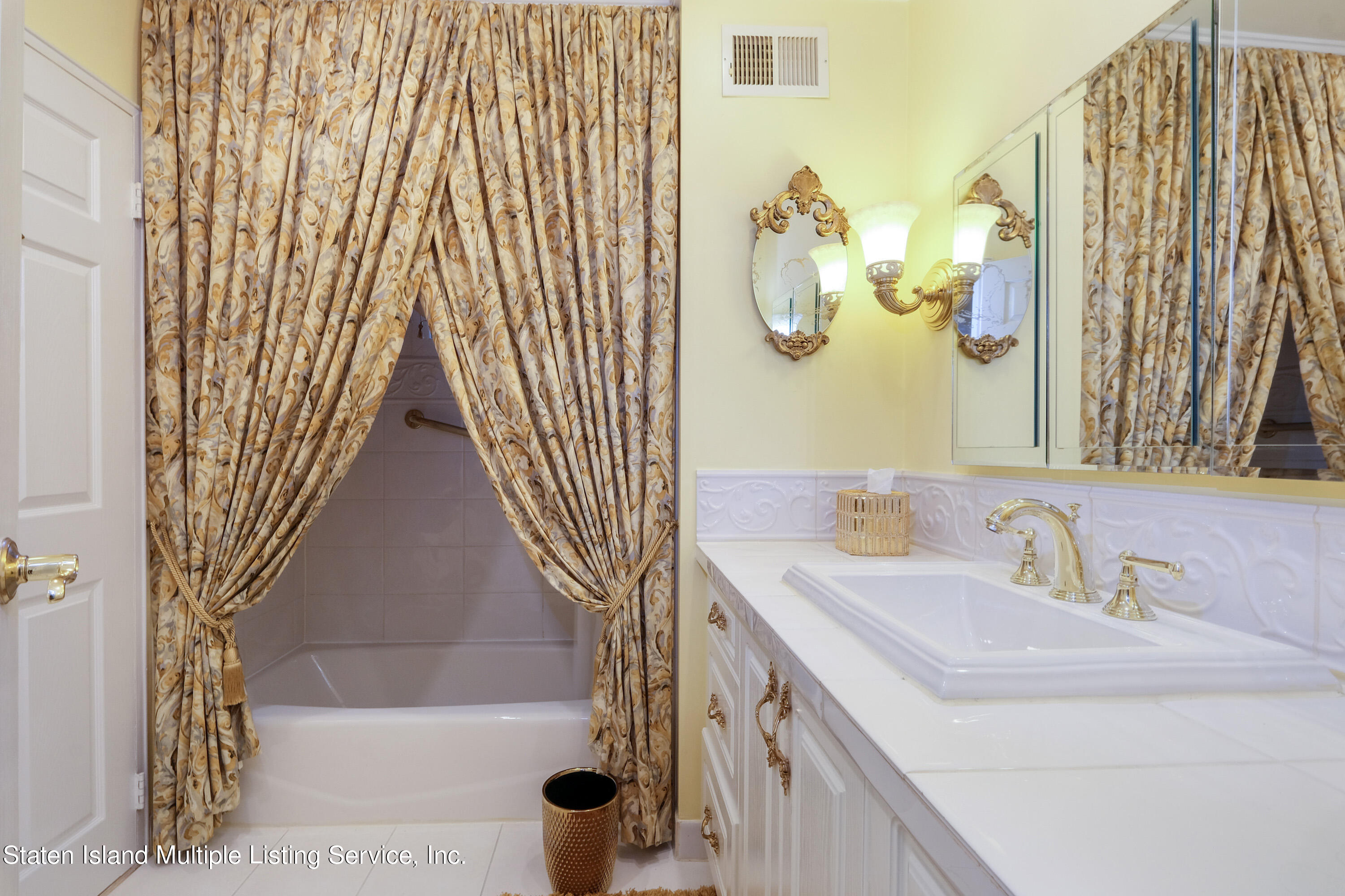 24 Rumson Road Staten Island, NY 10314 - Photo 14 of 19 25 Rumson Rd Staten Island, NY 10314 18