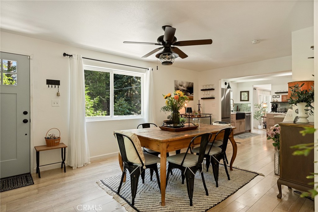 660 Spring Drive Crestline, CA 92322 - Photo 7 of 36 Open to the Kitchen!
