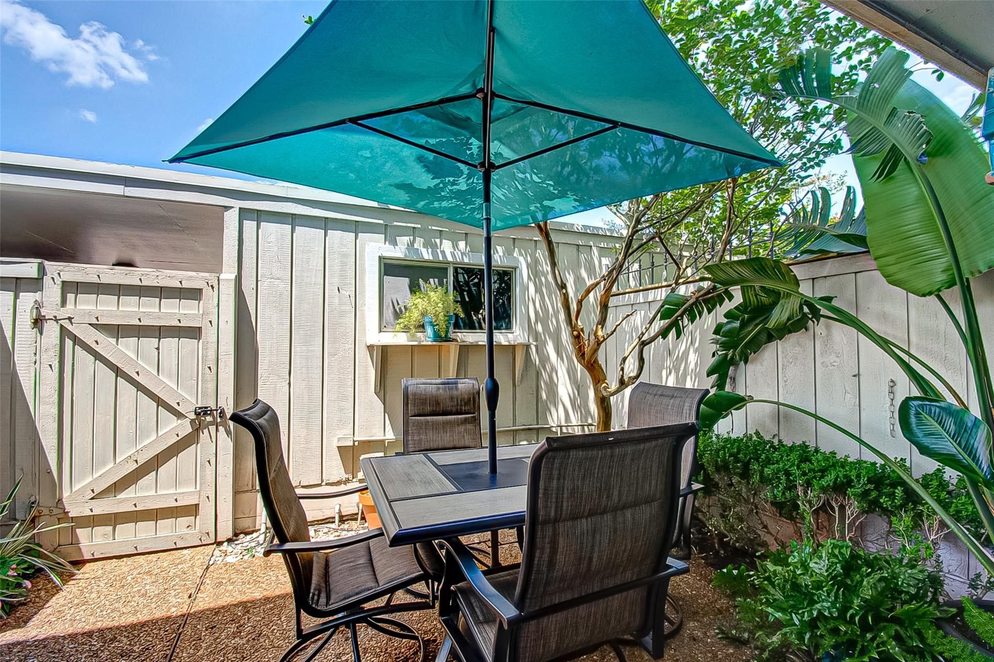 6332 Chevy Chase Drive, Unit 16 Houston, TX 77057 - Photo 18 of 32 a view of balcony and patio