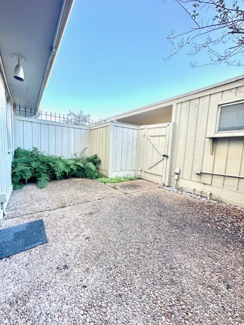 6332 Chevy Chase Drive, Unit 16 Houston, TX 77057 - Photo 19 of 32 a view of a backyard