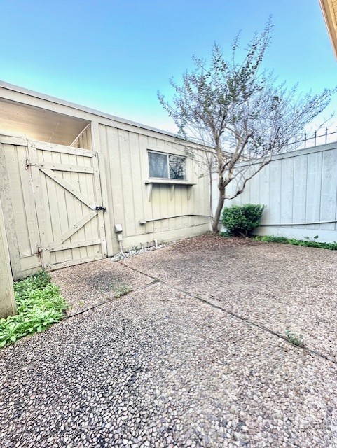 6332 Chevy Chase Drive, Unit 16 Houston, TX 77057 - Photo 20 of 32 a view of a backyard of the house