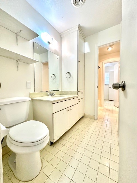 6332 Chevy Chase Drive, Unit 16 Houston, TX 77057 - Photo 26 of 32 a bathroom with a sink a toilet and shower