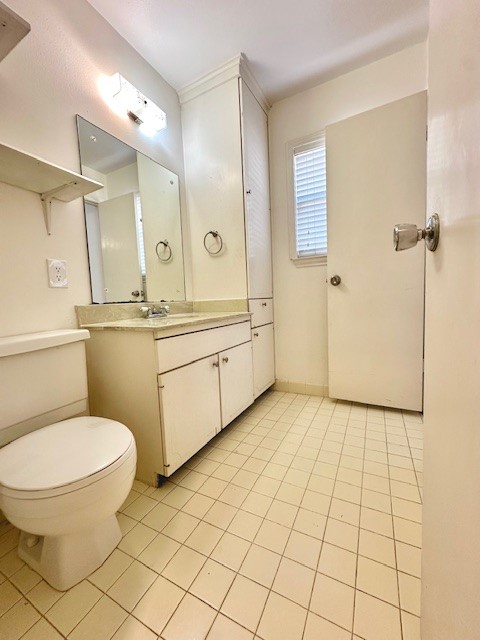 6332 Chevy Chase Drive, Unit 16 Houston, TX 77057 - Photo 28 of 32 a bathroom with a toilet sink and mirror