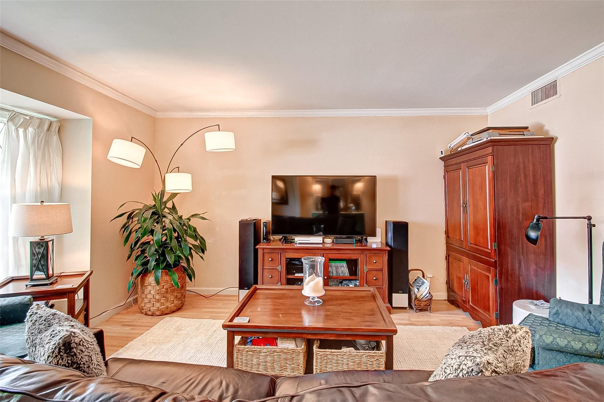 6332 Chevy Chase Drive, Unit 16 Houston, TX 77057 - Photo 7 of 32 a living room with furniture and a flat screen tv