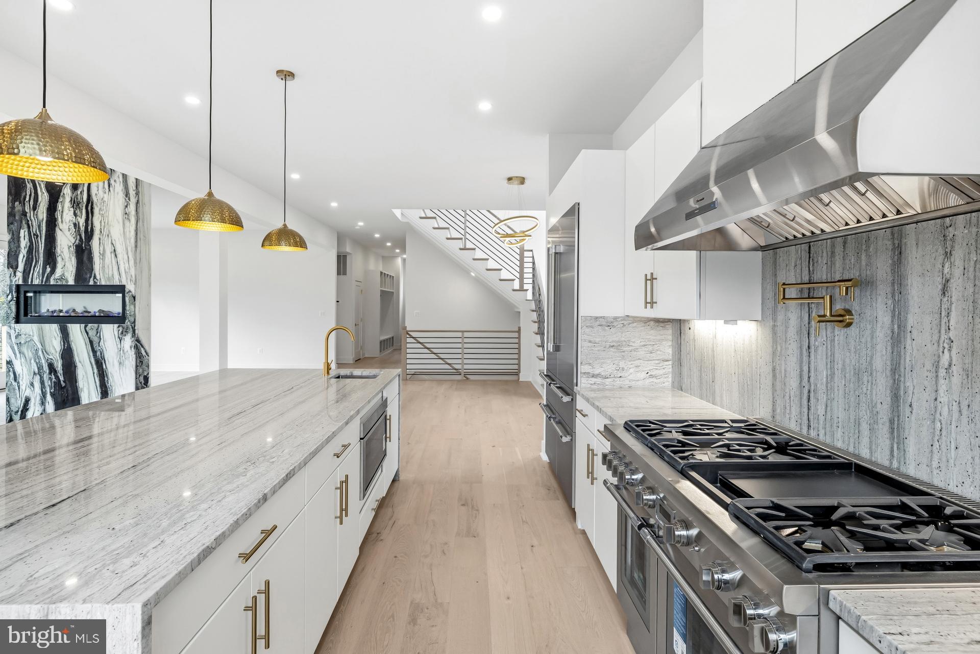 719 Meadow Lane Southwest Vienna, VA 22180 - Photo 3 of 118