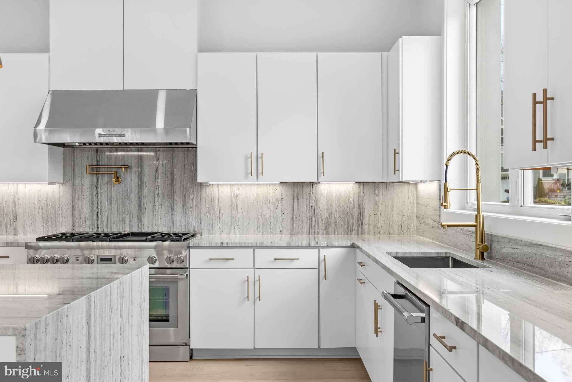 719 Meadow Lane Southwest Vienna, VA 22180 - Photo 4 of 118