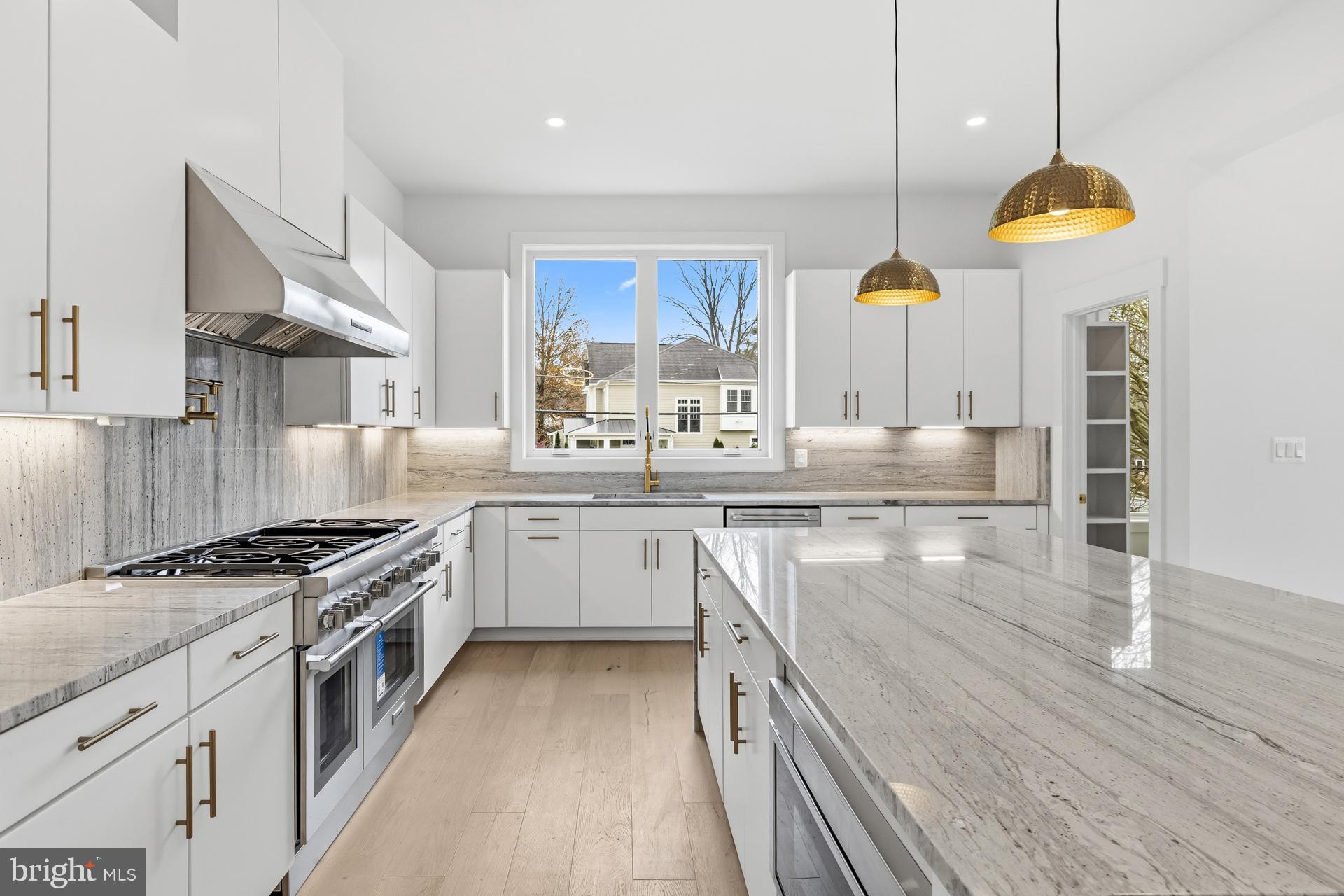 719 Meadow Lane Southwest Vienna, VA 22180 - Photo 6 of 118