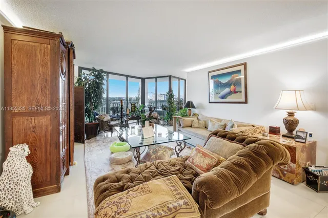 $435,000 | 1000 Quayside Terrace, Unit 1107, Miami, FL 33138
