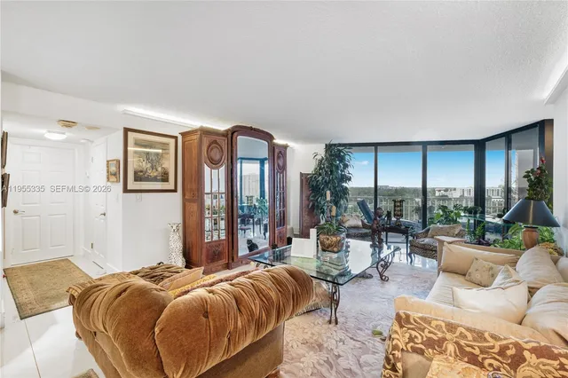 $435,000 | 1000 Quayside Terrace, Unit 1107, Miami, FL 33138