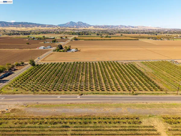 $3,950,000 | 2017 Walnut Boulevard, Brentwood, CA 94513