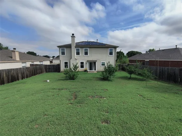 a view of a house with backyard and garden