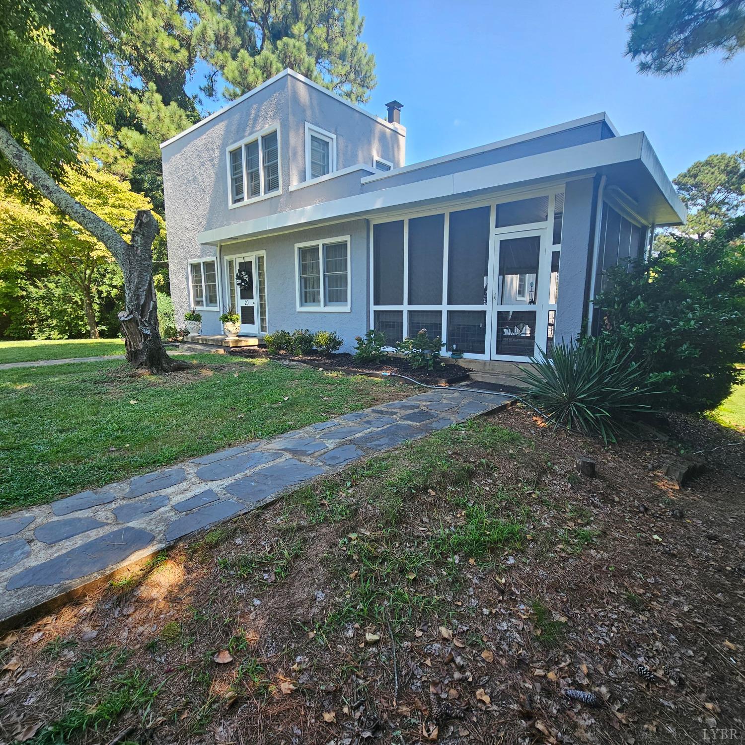 a view of a yard in front of a house