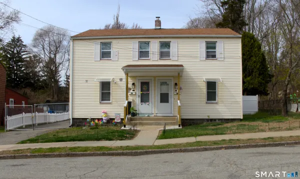 $1,800 | 57 Ridgeview Circle, New London, CT 06320
