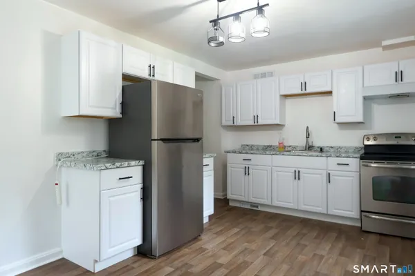 $1,800 | 57 Ridgeview Circle, New London, CT 06320