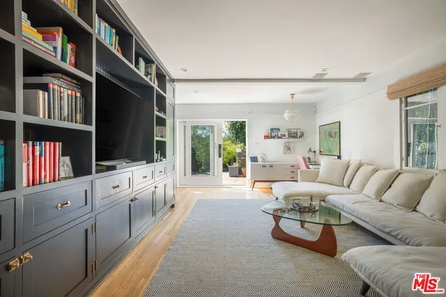 $12,500 | 221 South St Andrews Place, Los Angeles, CA 90004