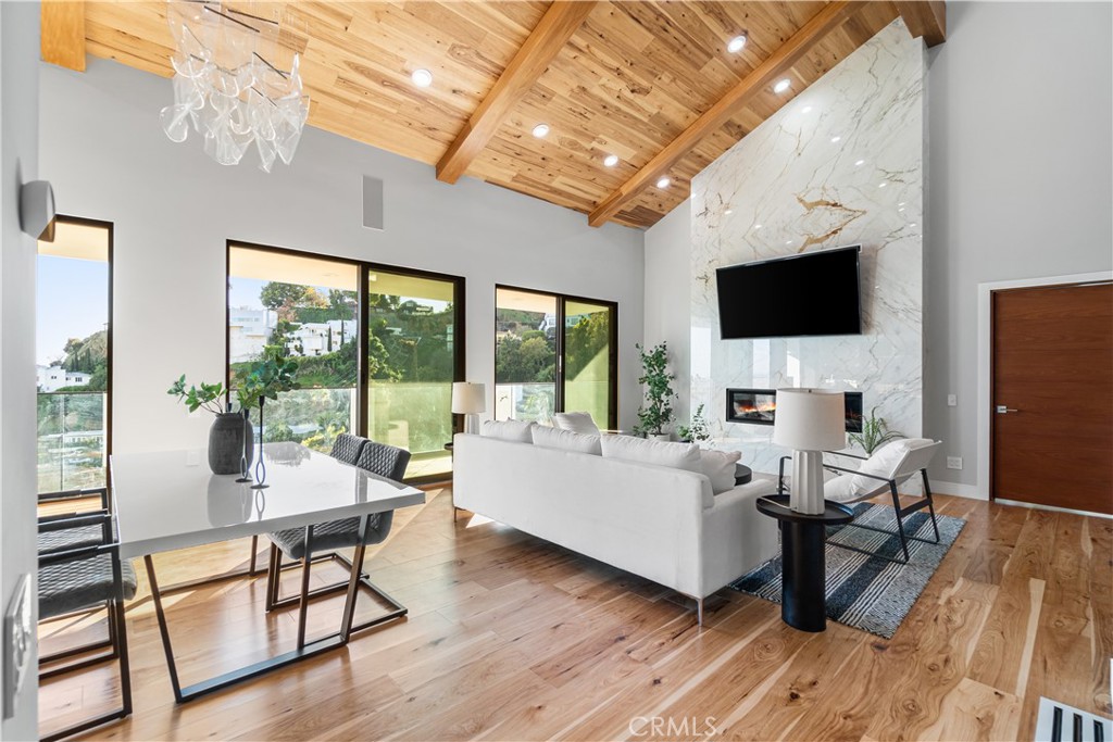 8566 Hollywood Boulevard Los Angeles, CA 90069 - Photo 11 of 41 Living Room