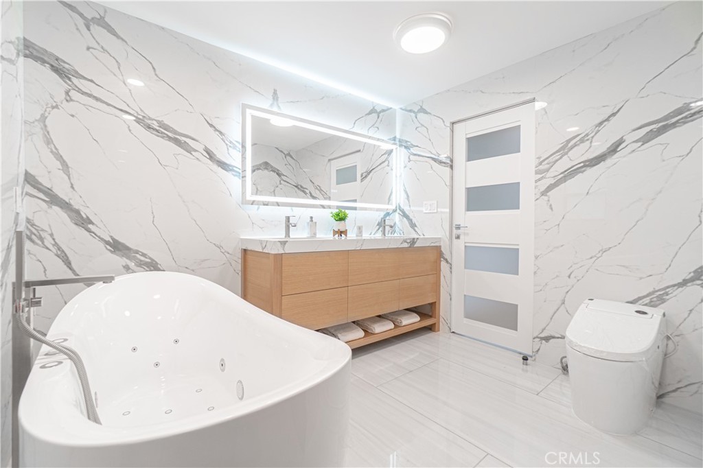 8566 Hollywood Boulevard Los Angeles, CA 90069 - Photo 23 of 41 Master bathroom and jacuzzi tub