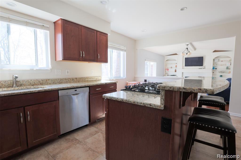 651 Kentucky Drive Rochester, MI 48307 - Photo 11 of 35 Kitchen opens to Family Room