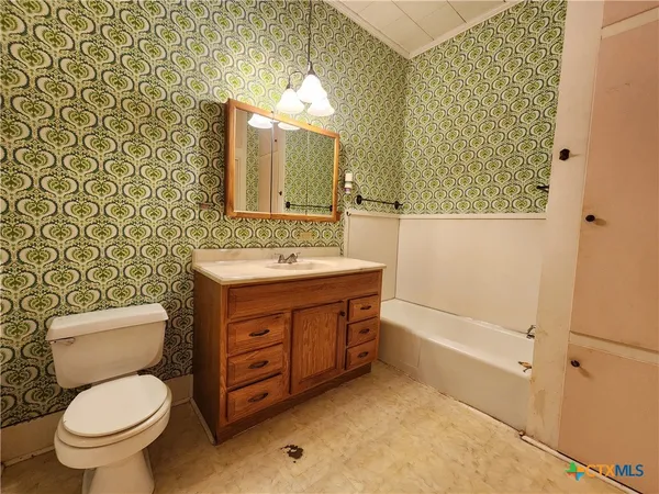 $349,900 | 408 East Prairie Street, Cuero, TX 77954