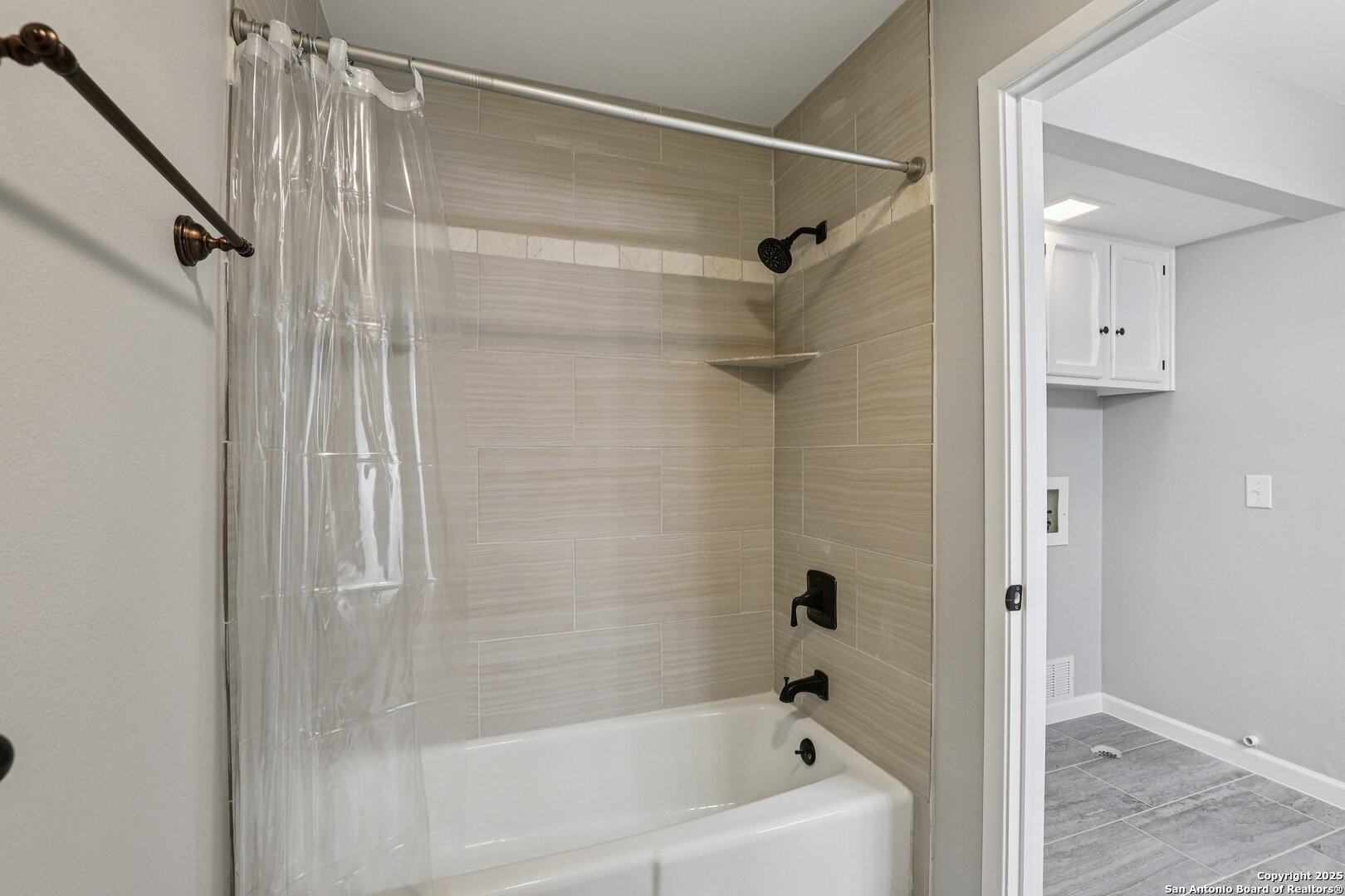 3441 Turtle Village Drive, Unit 92FF San Antonio, TX 78230 - Photo 25 of 34 a bathroom with a bathtub and a shower
