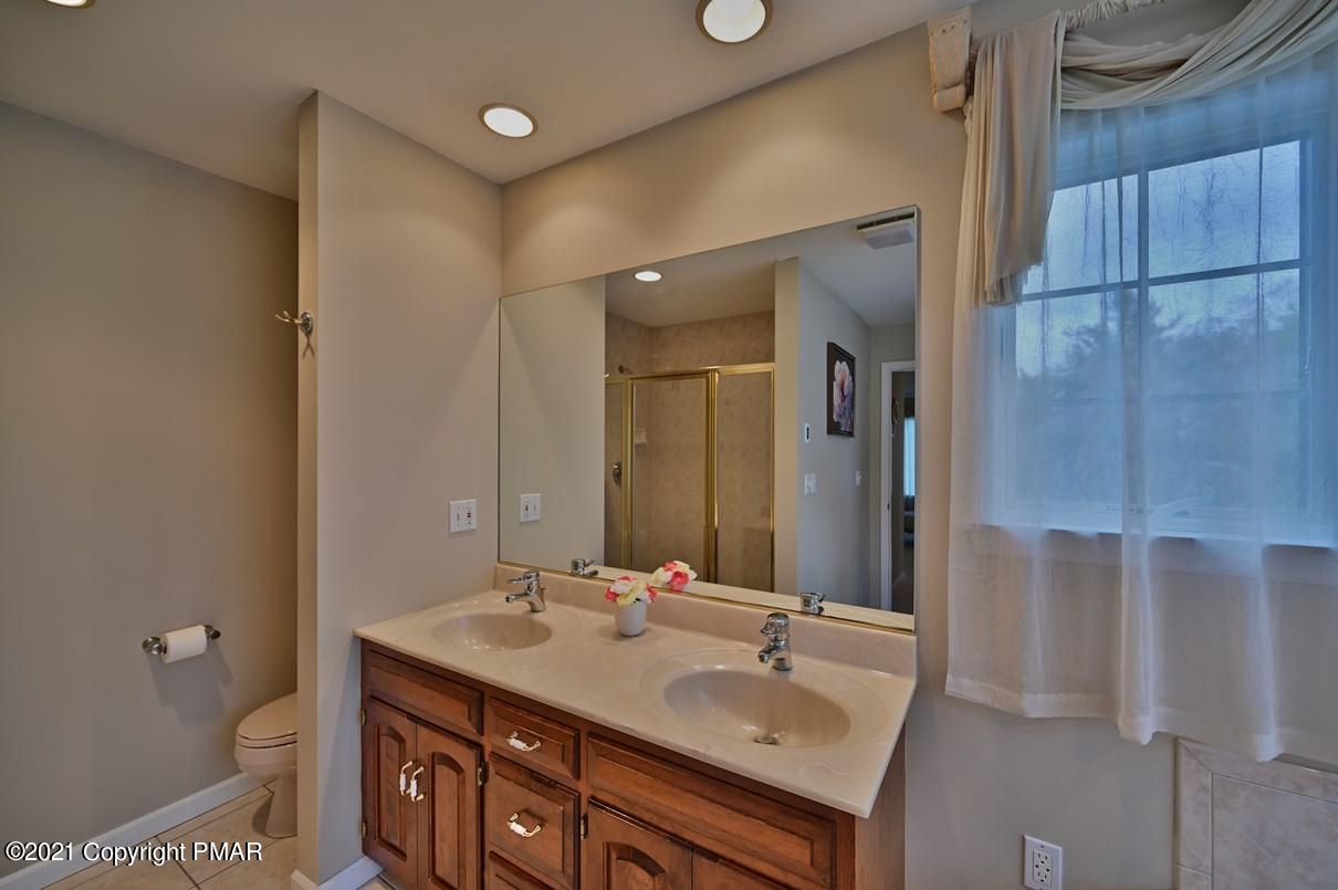 5542 Bridle Road Stroudsburg, PA 18360 - Photo 68 of 114 Double Sinks!