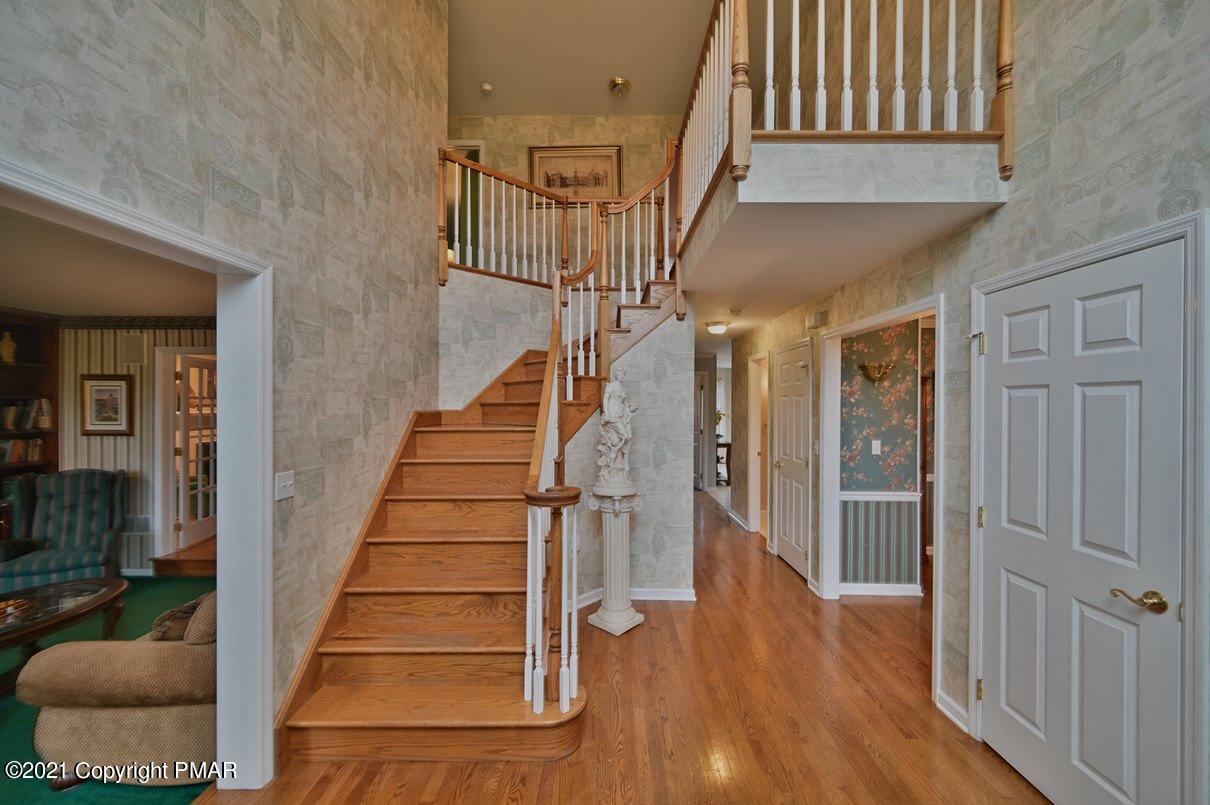 5542 Bridle Road Stroudsburg, PA 18360 - Photo 8 of 114 Custom Oak Staircase