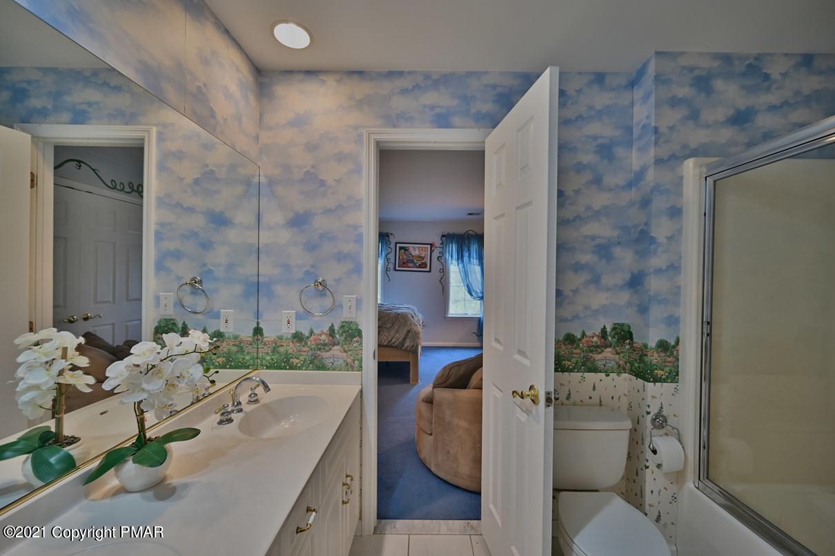 5542 Bridle Road Stroudsburg, PA 18360 - Photo 90 of 114 Jack & Jill Bathroom