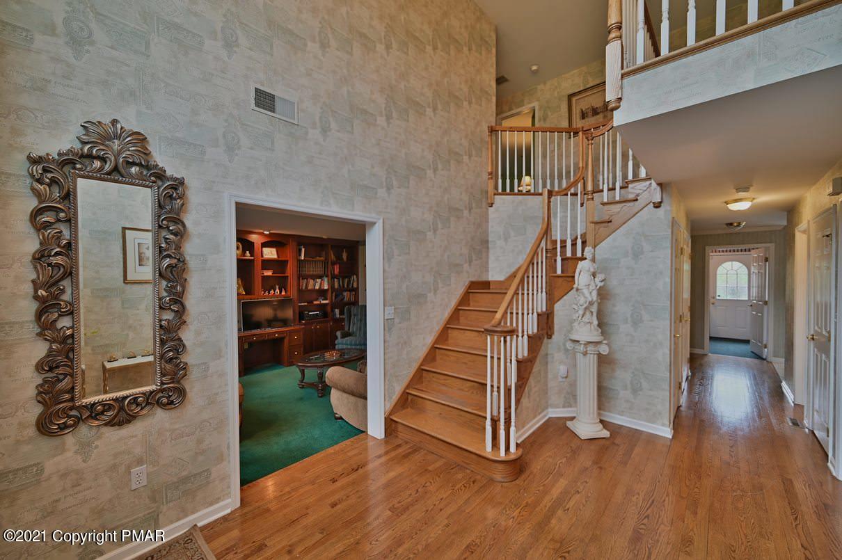 5542 Bridle Road Stroudsburg, PA 18360 - Photo 9 of 114 Vaulted Ceiling
