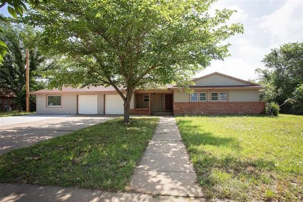 $375,000 | 417 Summitt Avenue, Graham, TX 76450