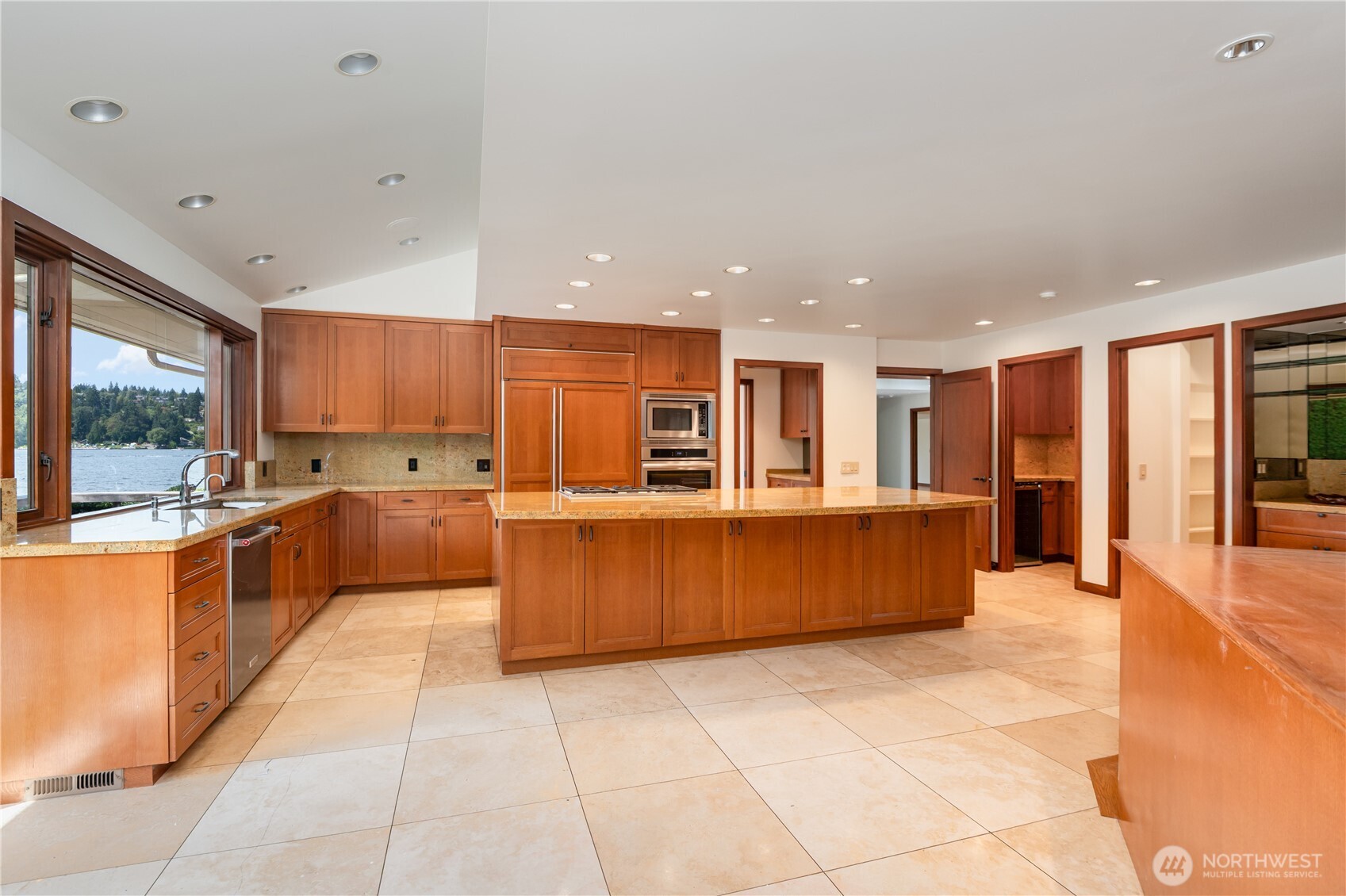 88 Cascade Key Bellevue, WA 98006 - Photo 12 of 37