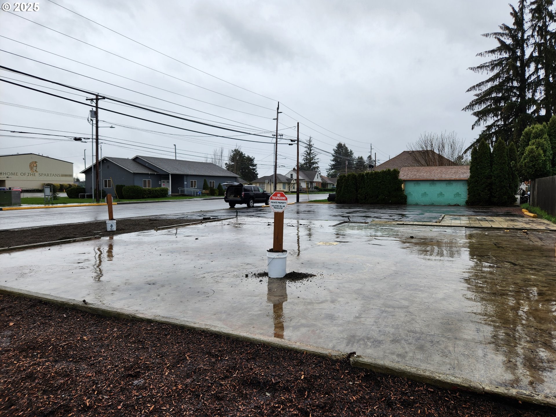 518 South Bridge Street Sheridan, OR 97378 - Photo 2 of 6 a swimming pool with a yard