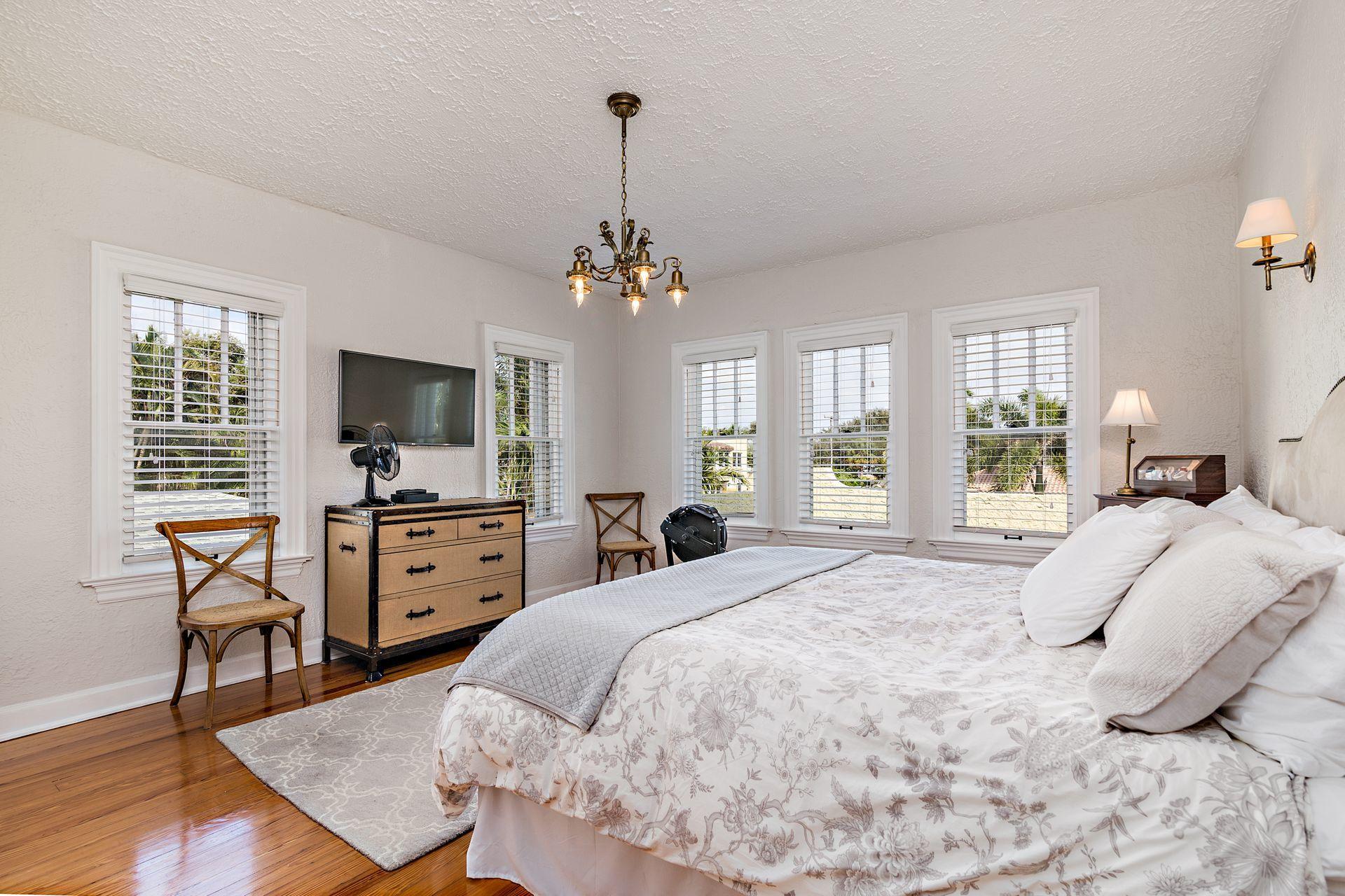 306 Valencia Road West Palm Beach, FL 33401 - Photo 17 of 47 17