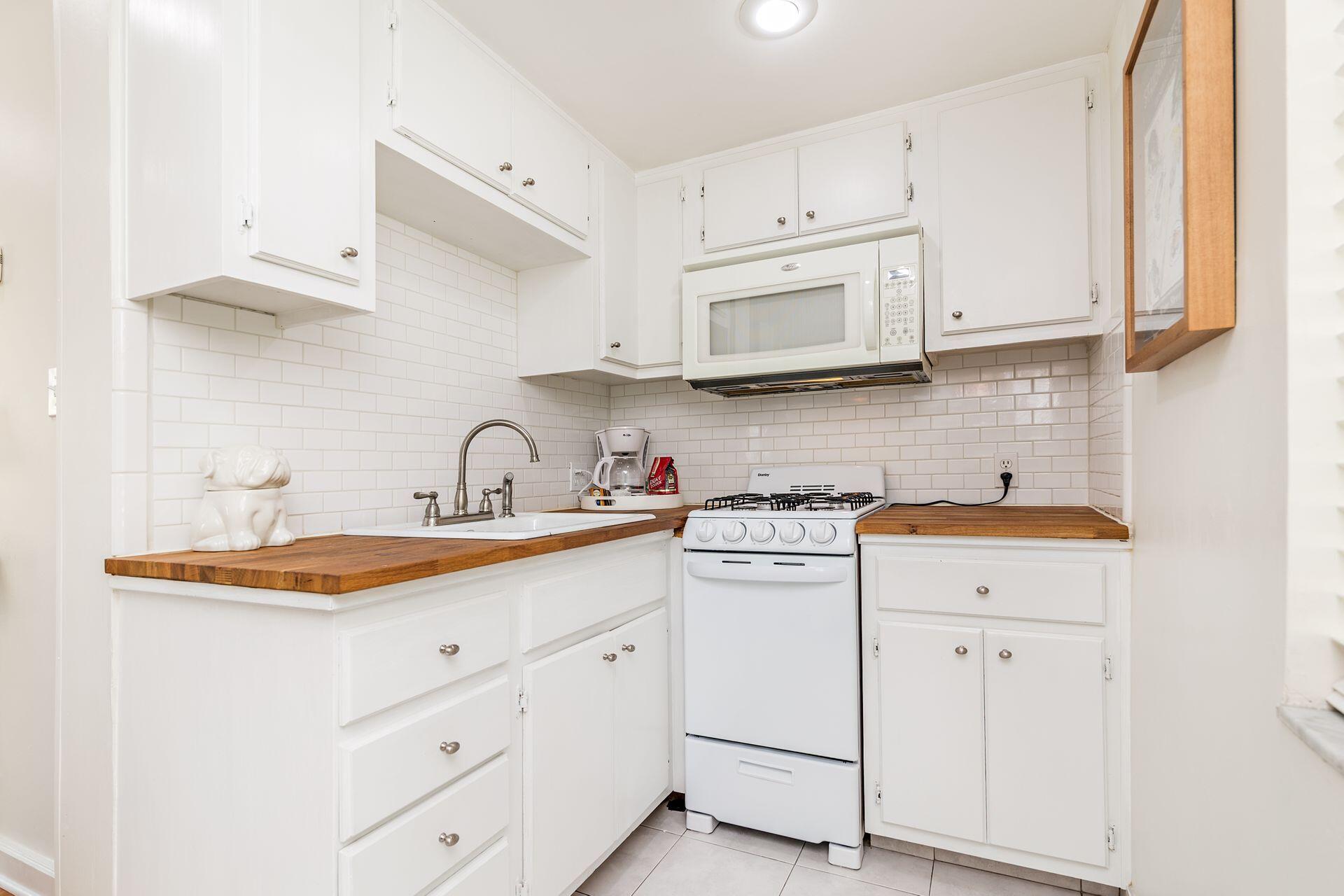 306 Valencia Road West Palm Beach, FL 33401 - Photo 26 of 47 kitchenette