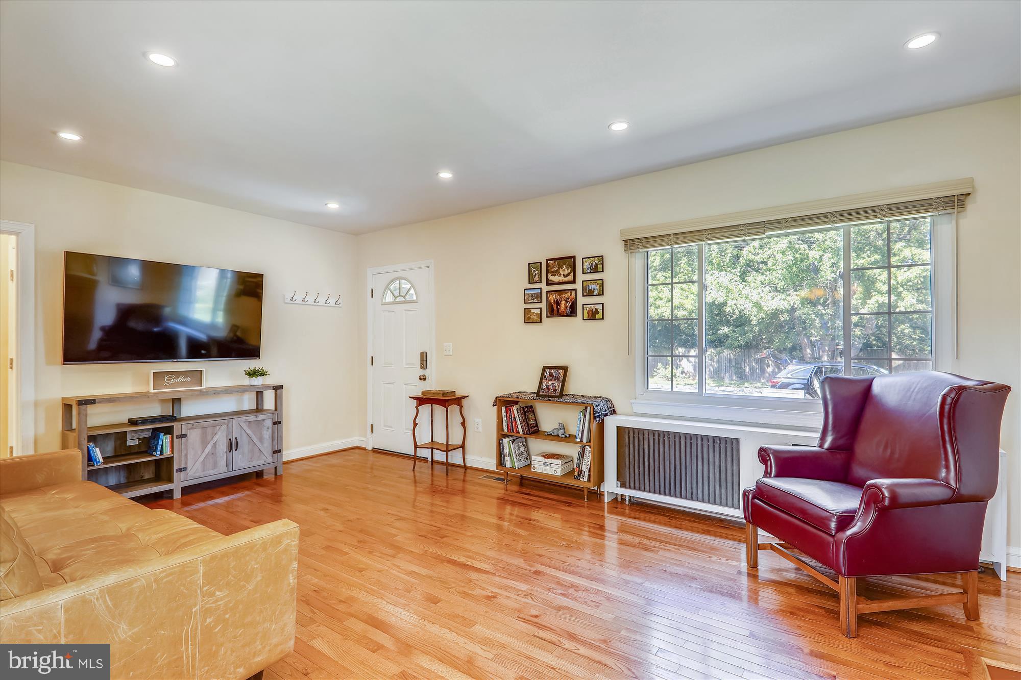 6409 Taylor Road Riverdale, MD 20737 - Photo 4 of 45 Living Room