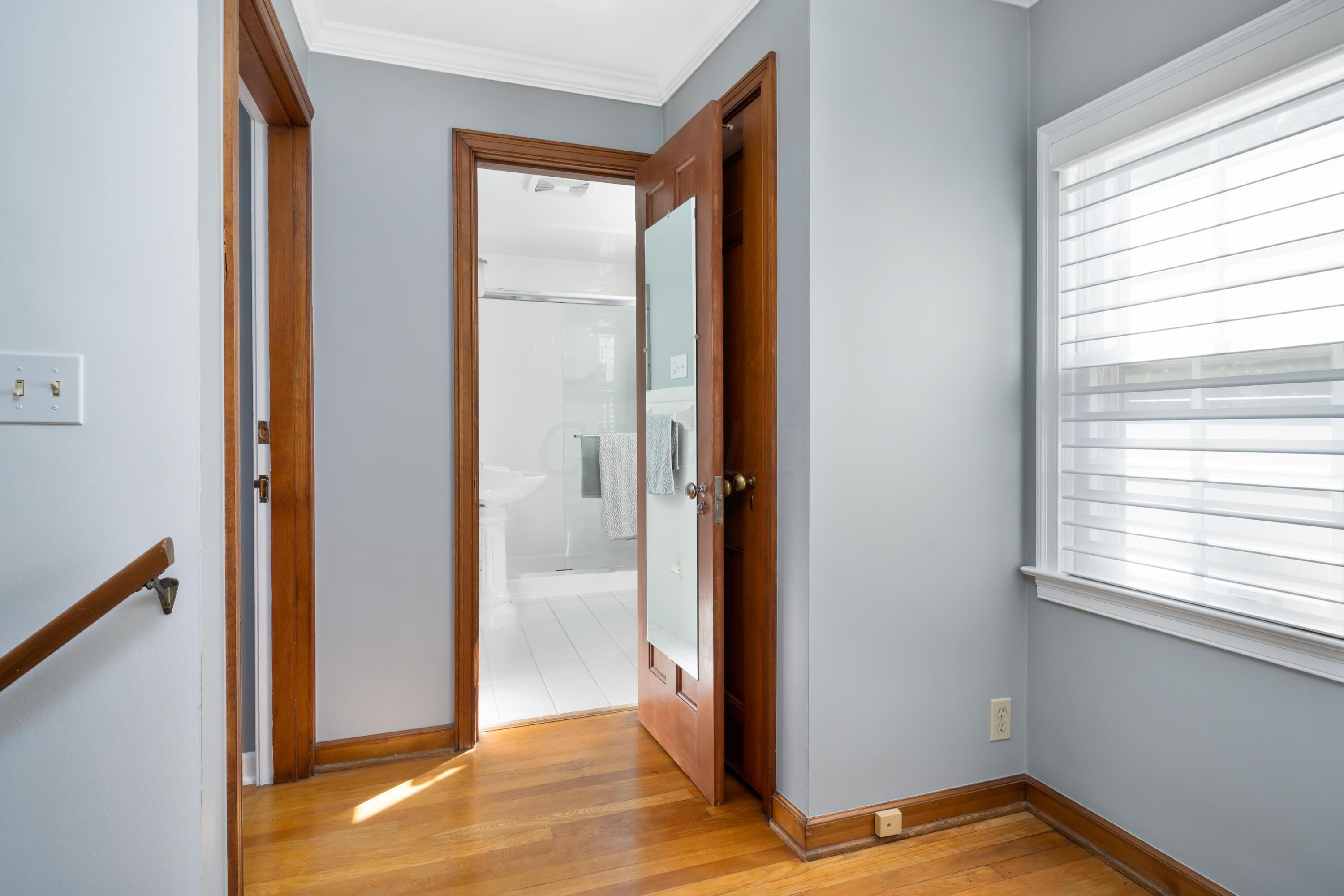 143 West Beaumont Road Columbus, OH 43214 - Photo 17 of 36 2nd Floor Landing looking into Full Bathroom