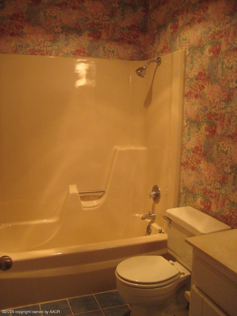 5214 Royce Drive Amarillo, TX 79110 - Photo 9 of 13 Hall Bath