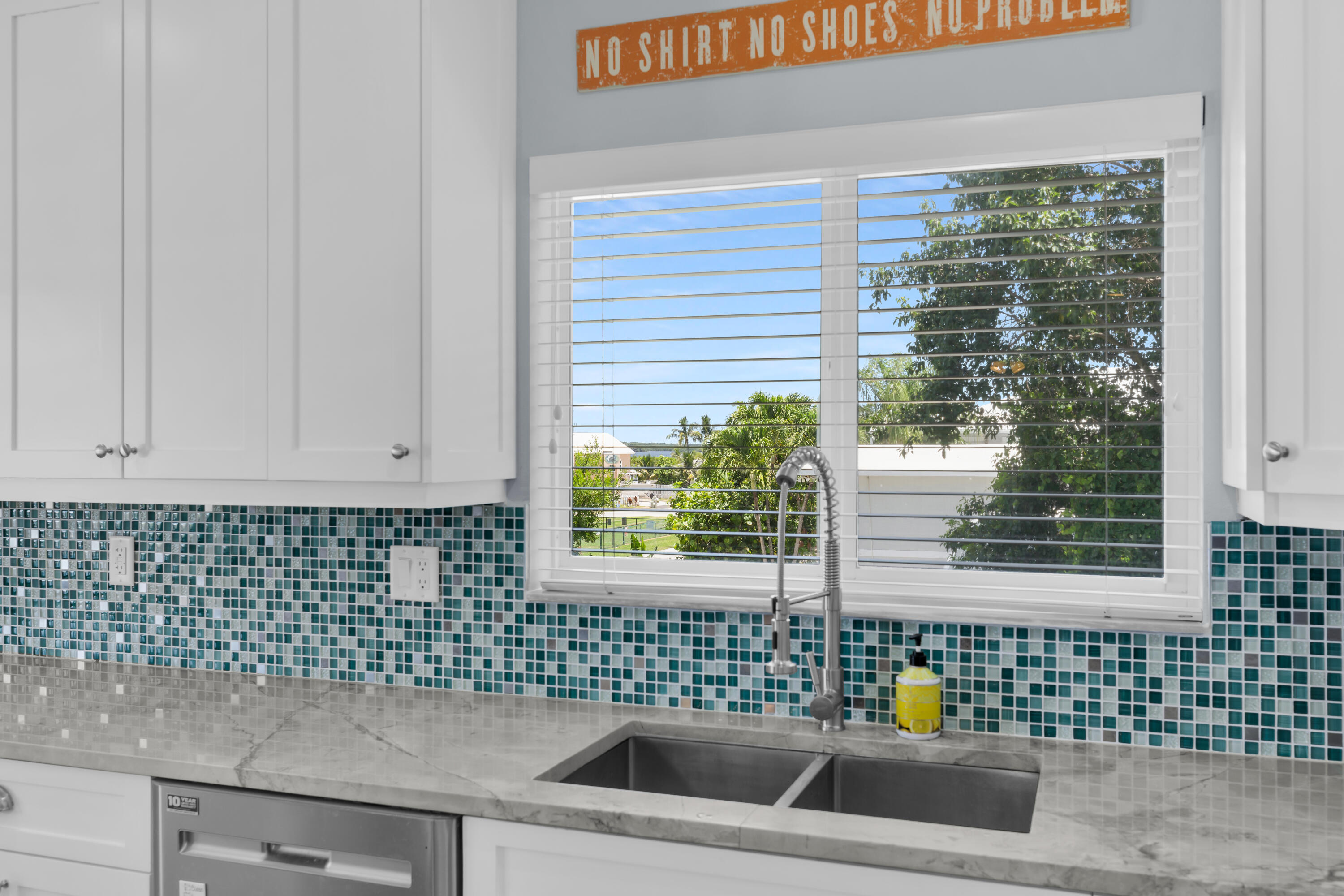 417 3rd Street Key Largo, FL 33037 - Photo 10 of 64 10