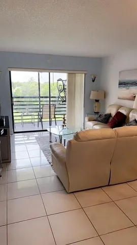 $75,000 | 10466 Sunrise Lakes Boulevard, Unit 307, Sunrise, FL 33322