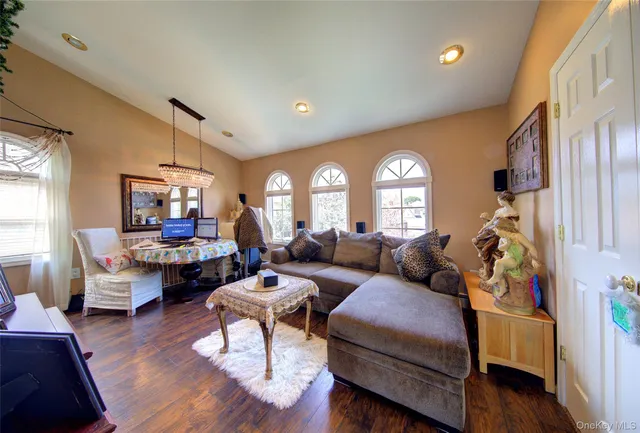 $1,299,000 | 997 Glen Drive, Franklin Square, NY 11010