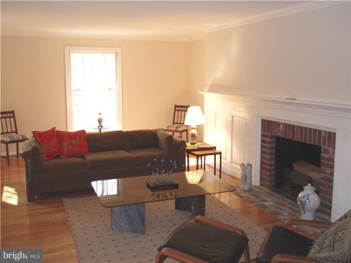 661 Weadley Road Radnor, PA 19087 - Photo 4 of 25 Living Room