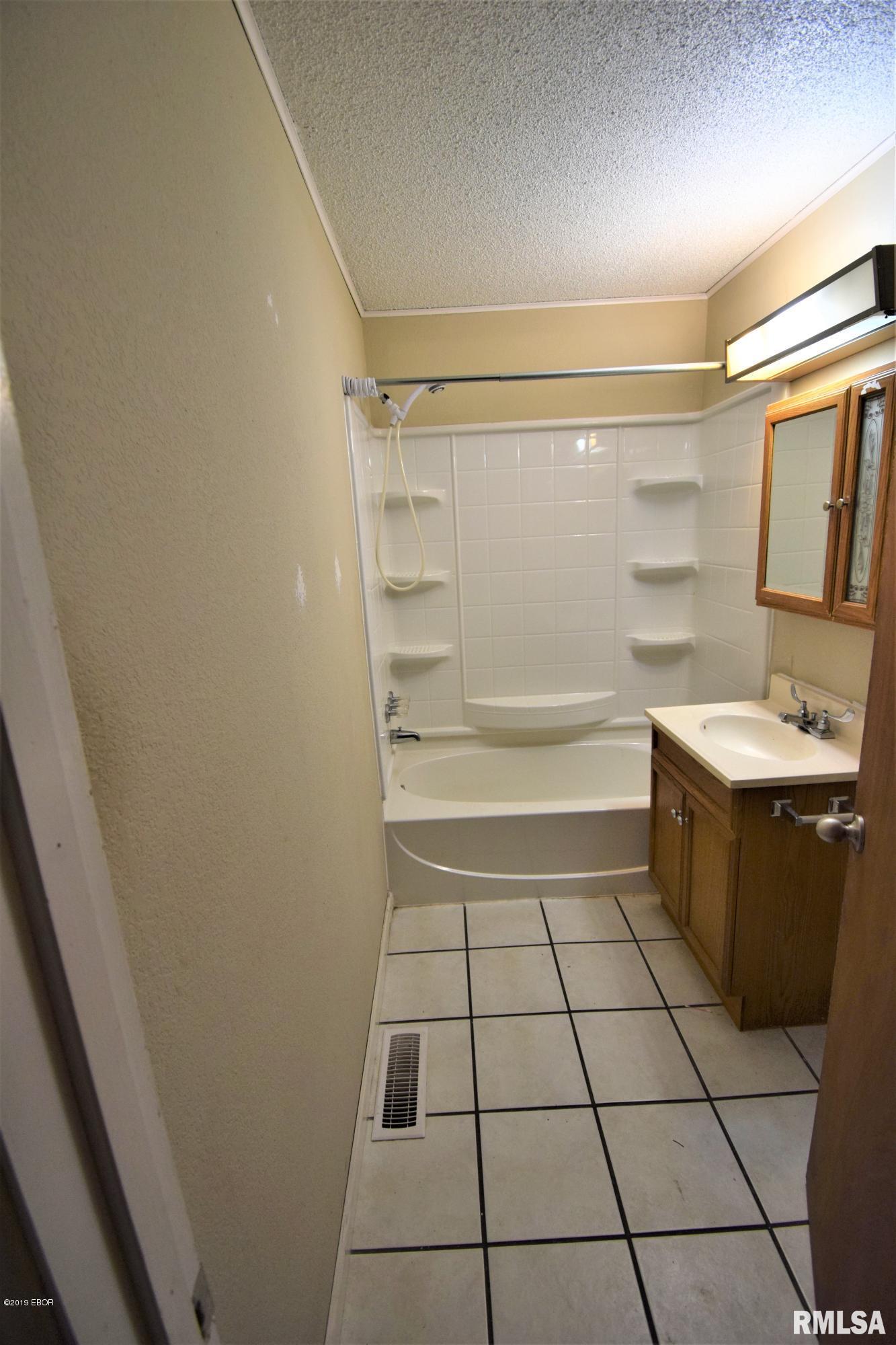 201 West Street Flora, IL 62839 - Photo 11 of 22 Gallery Image 11