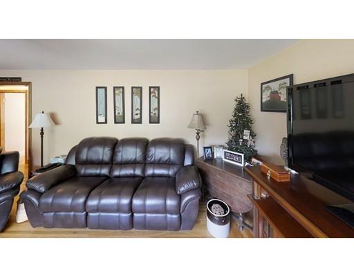 512 Hardwick Road Hardwick, MA 01031 - Photo 7 of 41 a living room with furniture