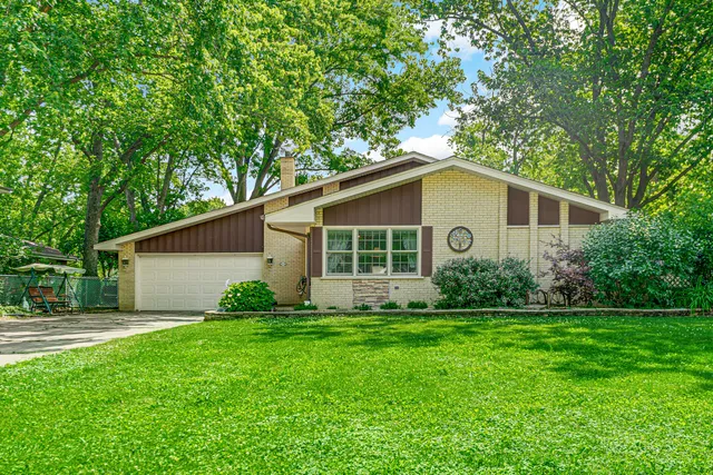 a view of a house with backyard and garden