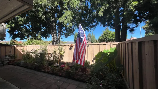 a view of a backyard