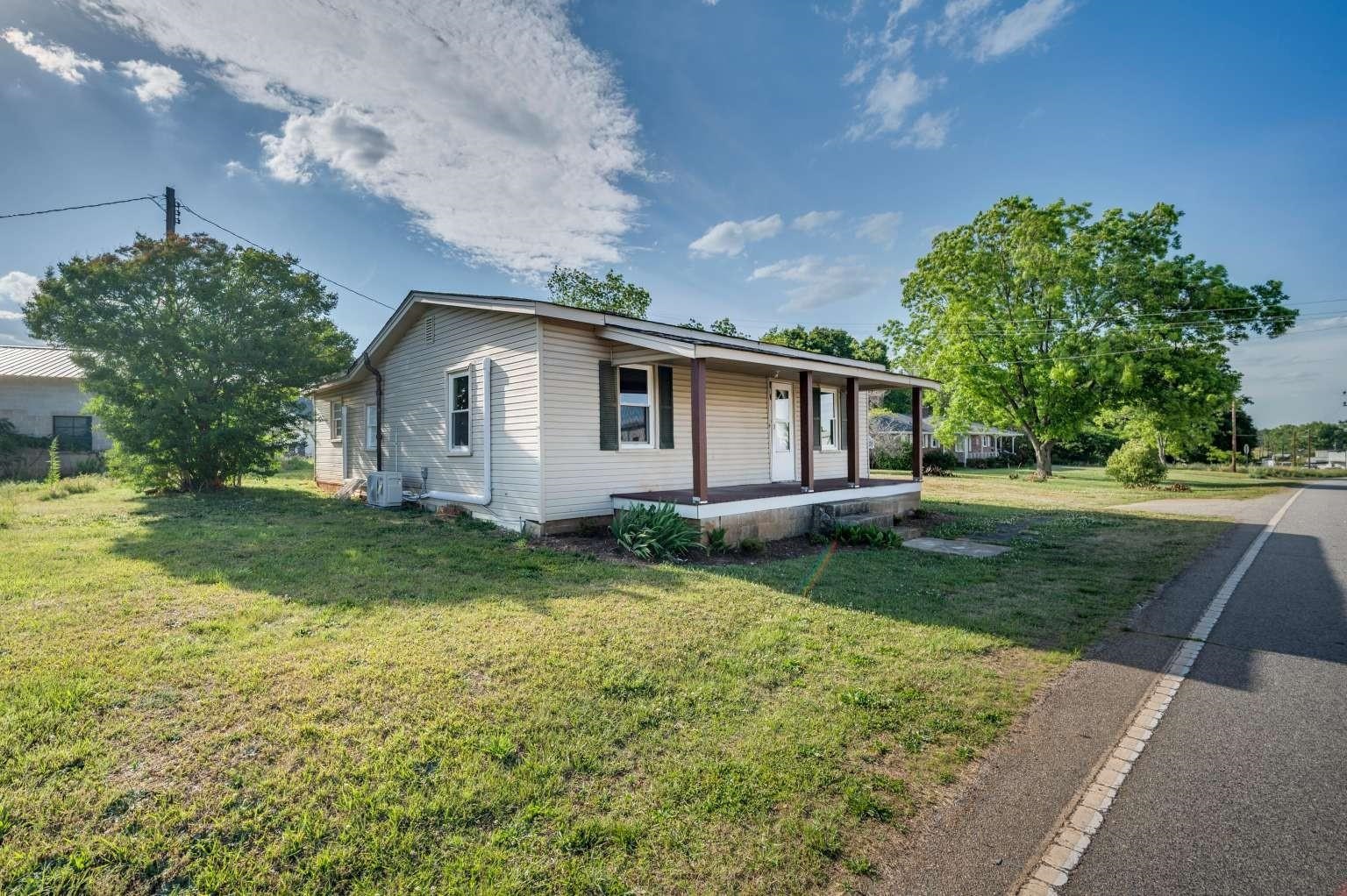 282 Tucapau Road Wellford, SC 29385 - Photo 2 of 21