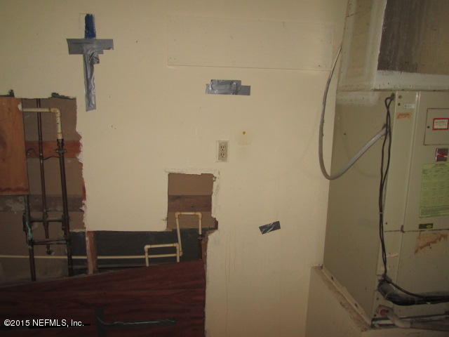 1708 Hereford Road Middleburg, FL 32068 - Photo 10 of 13 Laundry room