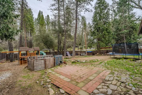 a view of a house with backyard